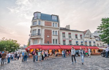 Montmartre ile turistler, Paris sokaklarında
