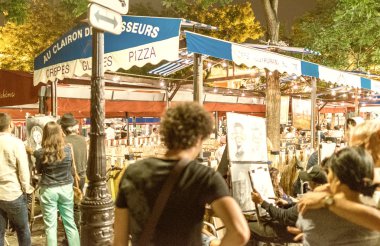 Turistler Paris Montmartre Tepesi üzerinde