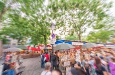 Montmartre ile turistler, Paris sokaklarında