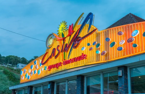 FECAMP, FRANCIA - 14 de junio de 2014: Casino de la ciudad en una tarde nublada —  Fotos de Stock