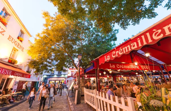 Straten van Montmartre met toeristen, Parijs — Stockfoto