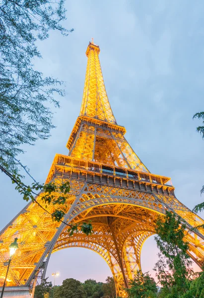 Lichten van Eiffel Tower's nachts. — Stockfoto