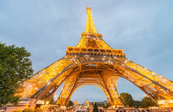 Illuminated Eiffel Tower at night. — Stock Photo, Image