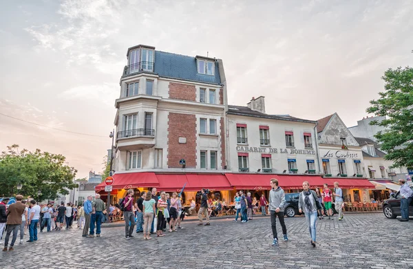 Straten van Montmartre met toeristen, Parijs — Stockfoto