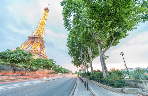 Torre Eiffel iluminada à noite . — Fotografia de Stock