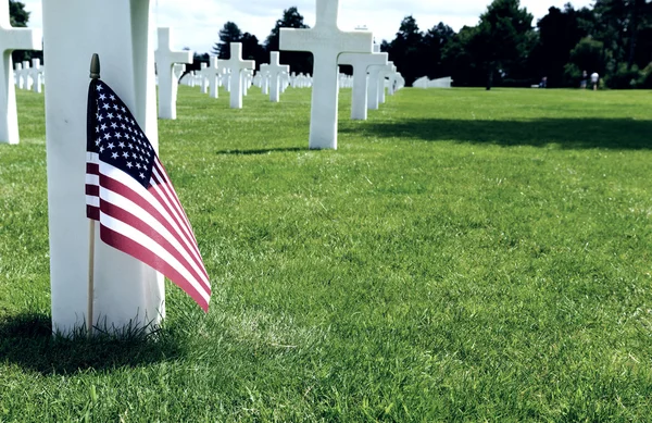 Cruces blancas en el cementerio americano — Foto de Stock