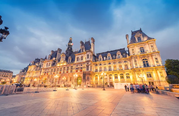 Hotel de Ville in Parijs 's nachts — Stockfoto