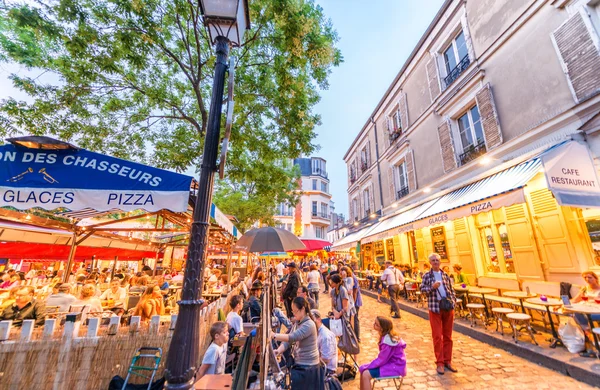 Toeristen in Montmartre, avond tijd — Stockfoto