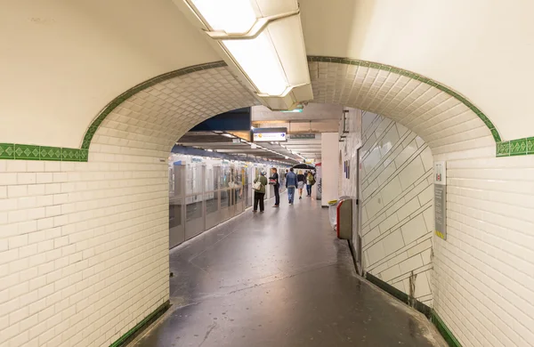 Interior de la estación de metro de París — Foto de Stock