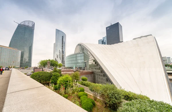 Современные здания La Defense в Париже — стоковое фото