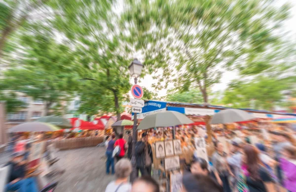 Ruas de Montmartre com turistas, Paris — Fotografia de Stock