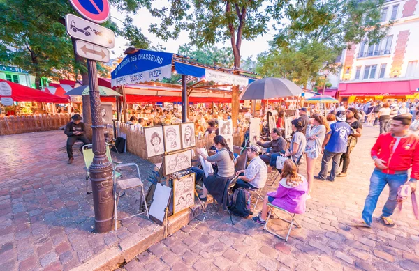 Turistas em Montmartre hill, Paris — Fotografia de Stock