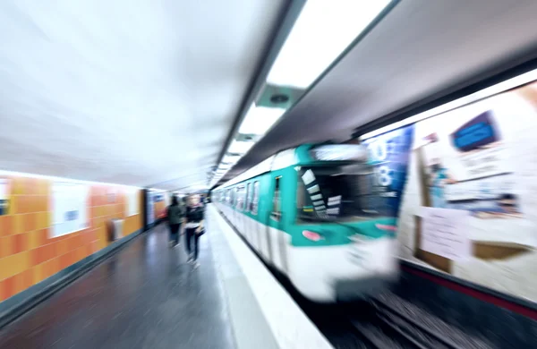 Paris metro istasyonunda tren — Stok fotoğraf