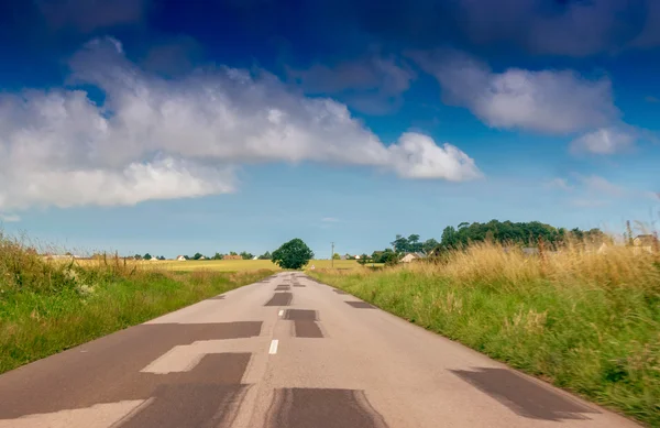 Strada attraverso la campagna estiva — Foto Stock