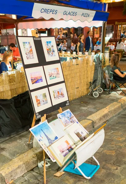 Rues de Montmartre avec touristes, Paris — Photo