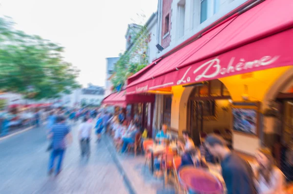 Rues de Montmartre avec touristes, Paris — Photo