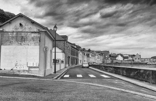 Straten van Montmartre met toeristen, Parijs — Stockfoto