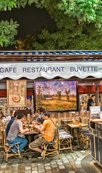 Straten van Montmartre met toeristen, Parijs — Stockfoto