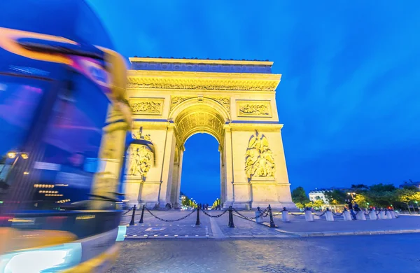 Ônibus no Arco do Triunfo, Paris — Fotografia de Stock