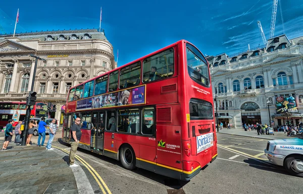Red autocarro de dois andares em Londres — Fotografia de Stock