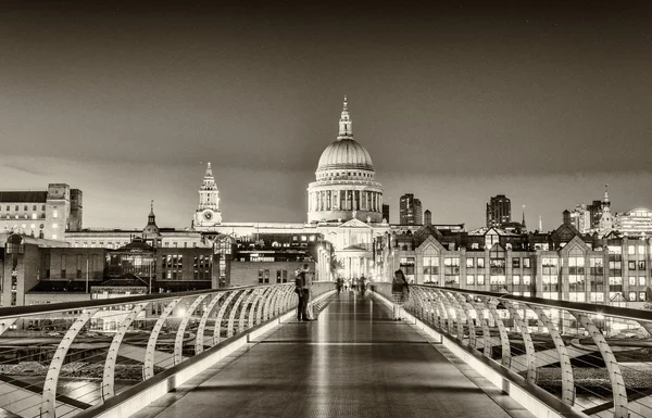 Millennium Bridge, Londres - Reino Unido — Fotografia de Stock