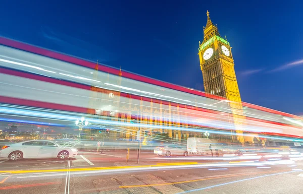 Natt trafikerar i Westminster, London — Stockfoto