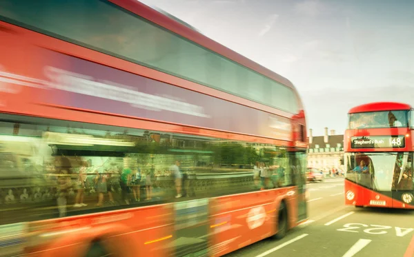 Röda dubbeldäckare buss i london — Stockfoto