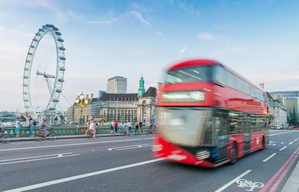 Röda dubbeldäckare buss i london — Stockfoto