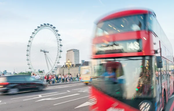 Röda dubbeldäckare buss i london — Stockfoto
