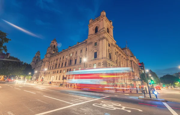 Red Bus crossing the street at night in London — Stock Photo, Image