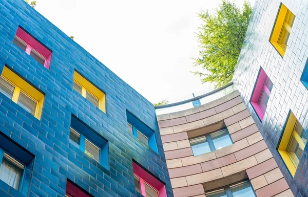 Belos edifícios coloridos com janelas — Fotografia de Stock