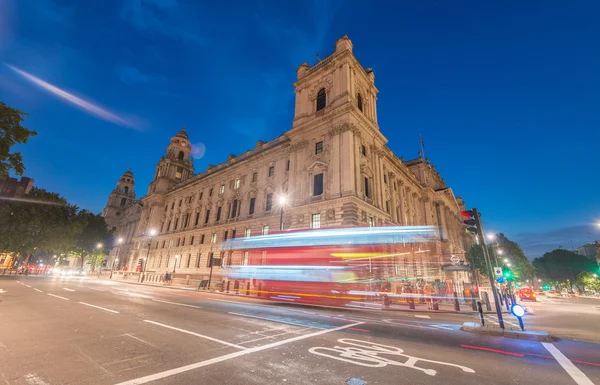 Červený autobus v noci v Londýně — Stock fotografie