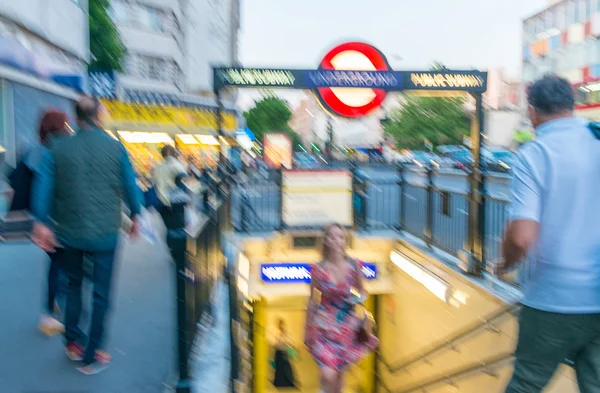 Pessoas na estação de metro em Londres — Fotografia de Stock