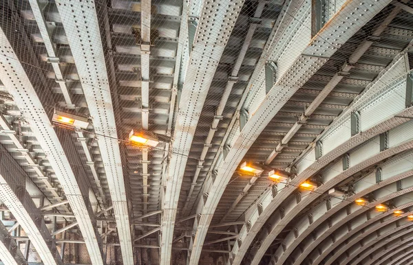 Formas geométricas da estrutura da ponte . — Fotografia de Stock