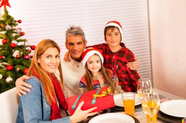 Mutlu aile Noel sahne