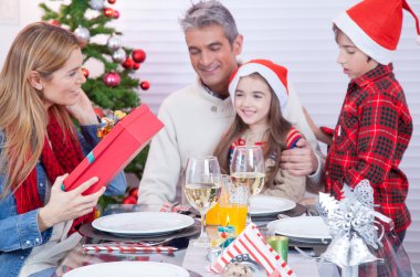 Mutlu aile Noel sahne