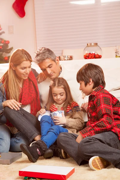 Feliz família cena de Natal — Fotografia de Stock