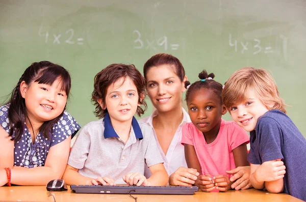 Niños de primaria en el aula — Foto de Stock