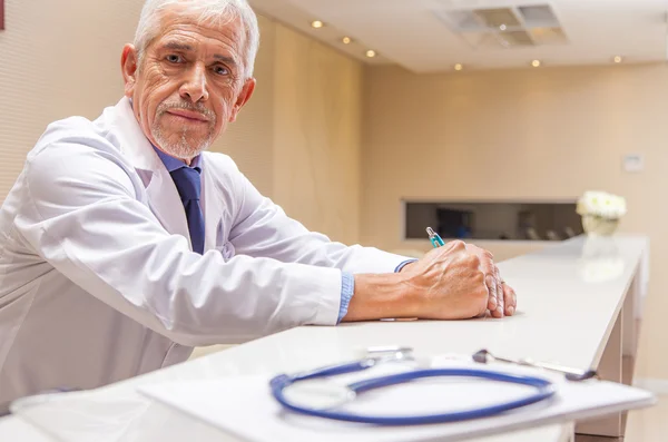 Triste especialista médico masculino — Fotografia de Stock