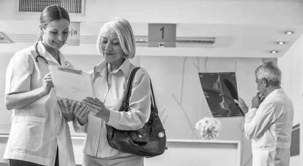 Artsen en patiënt in een ziekenhuis kamer — Stockfoto