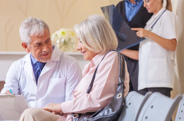 Ärzte und Patienten im Krankenhauszimmer — Stockfoto