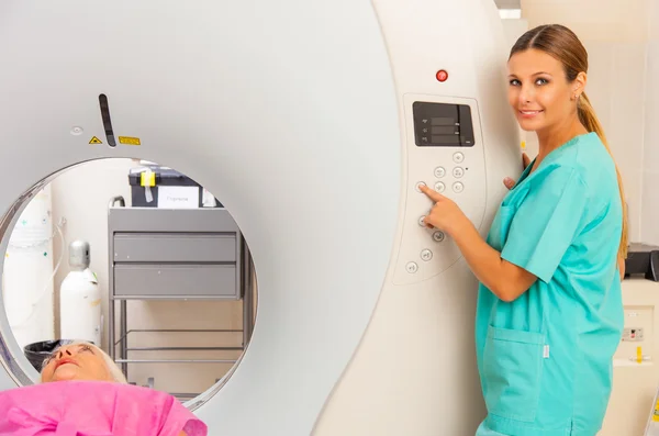 Patient undergoing mri scan — Stock Photo, Image