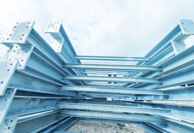 modern bitki üzerinde metal kirişler.