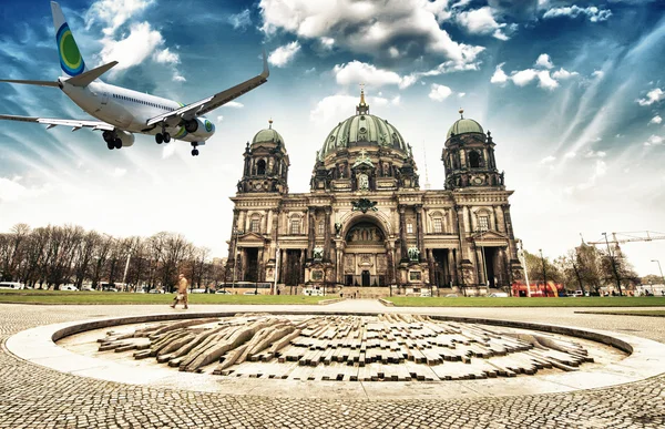 Avión sobrevolando la Catedral de Berlín — Foto de Stock