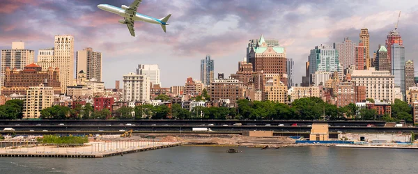 飞机飞越纽约市天际线 — 图库照片