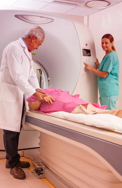 Patiënten die mri-scan in het ziekenhuis — Stockfoto