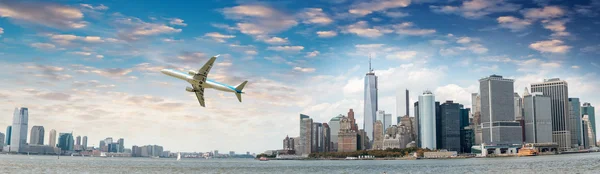 Aeronaves sobrevoando o horizonte de Nova York — Fotografia de Stock