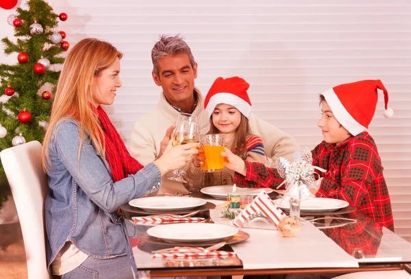 Familie viert Kerstmis — Stockfoto