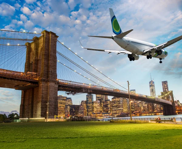 Avião sobrevoando Brooklyn Bridge em Nova York — Fotografia de Stock