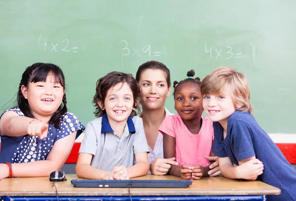 Leerlingen op school met leraar — Stockfoto